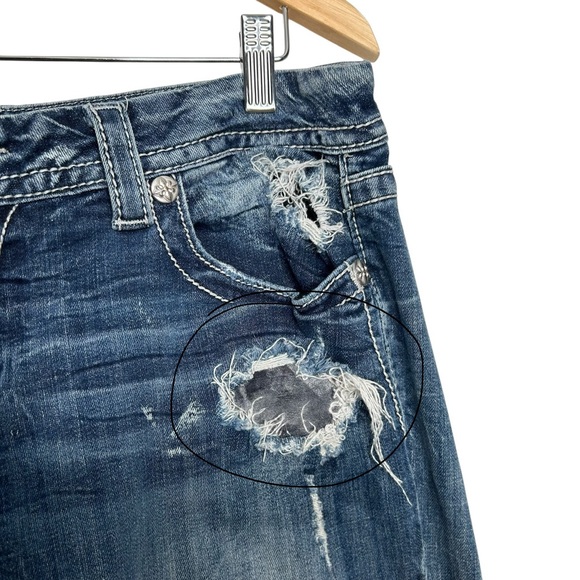 Miss Me Mid Rise Easy Crop Embellished y2K Capri Size 32 Silver Tag Distressed - Picture 11 of 13